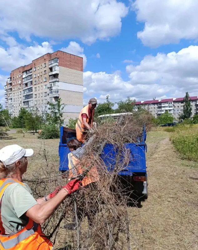Коммунальщики Снежного продолжают благоустраивать территории общего пользования Коммунальщики Снежного продолжают благоустраивать территории общего пользования