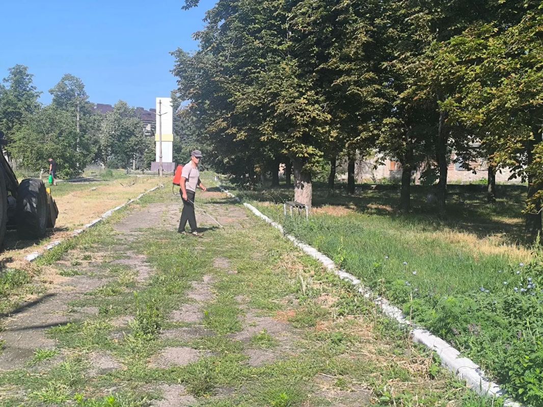 На протяжении всего лета в посёлке Новолуганское продолжался покос карантинных трав — и всё благодаря неравнодушным жителям, которые не остались равнодушны к своему посёлку На протяжении всего лета в посёлке Новолуганское продолжался покос карантинных трав — и всё благодаря неравнодушным жителям, которые не остались равнодушны к своему посёлку