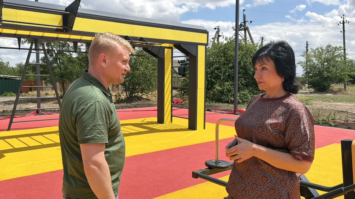 Наталья Великодная: Наш округ посетил с рабочим визитом Крамаренко Артём Александрович —заместитель Председателя Правительства Донецкой Народной Республики – министр сельского хозяйства, пищевой и перерабатывающей... Наталья Великодная: Наш округ посетил с рабочим визитом Крамаренко Артём Александрович —заместитель Председателя Правительства Донецкой Народной Республики – министр сельского хозяйства, пищевой и перерабатывающей...