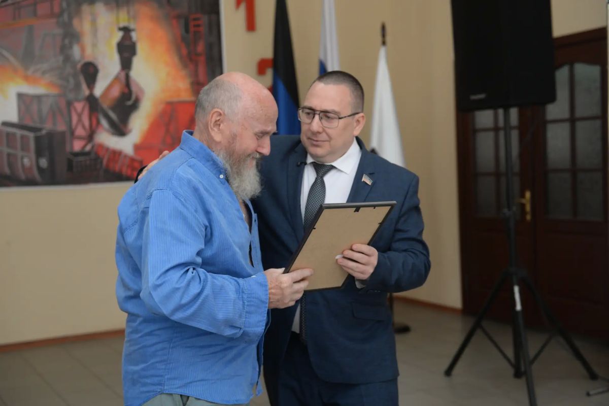 Андрей Крамар поздравил ветеранов отрасли и коллектив Енакиевского металлургического завода Андрей Крамар поздравил ветеранов отрасли и коллектив Енакиевского металлургического завода