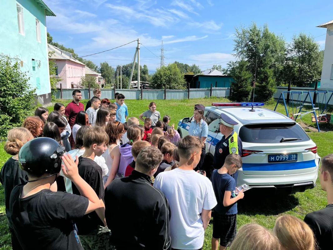 Агитавтобус на Байкале: Госавтоинспекторы начинают агитацию по соблюдению ПДД среди юных участников дорожного движения в Слюдянском районе Агитавтобус на Байкале: Госавтоинспекторы начинают агитацию по соблюдению ПДД среди юных участников дорожного движения в Слюдянском районе
