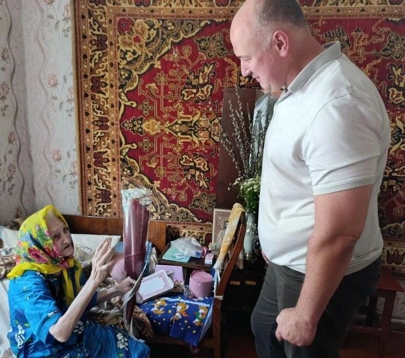 В Снежном чествовали долгожителя В Снежном чествовали долгожителя