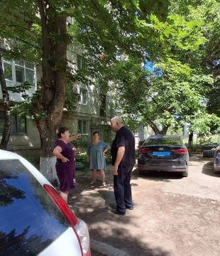 Председатель Амвросиевского муниципального совета Александр Шульга встретился с жителями дома по ул. Интернациональная