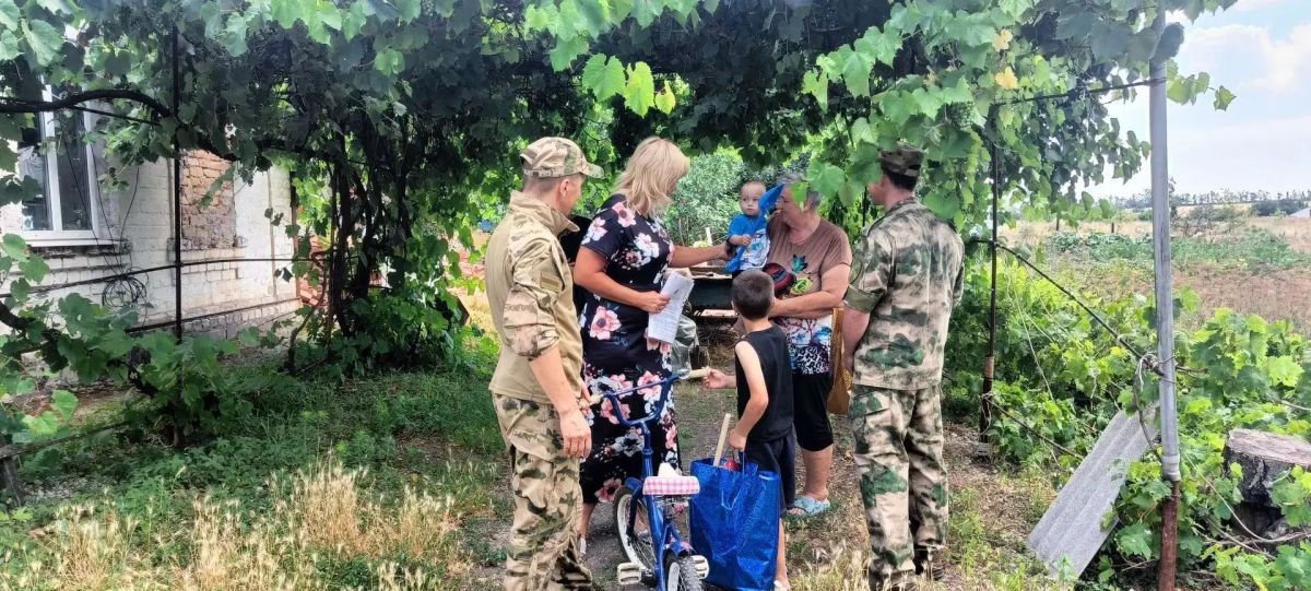 Военнослужащие Росгвардии из Донецкой Народной Республики обратились к отделу опеки и попечительства Новоазовского муниципального округа с предложением помочь детям дошкольного возраста, оставшимся без попечения родителей