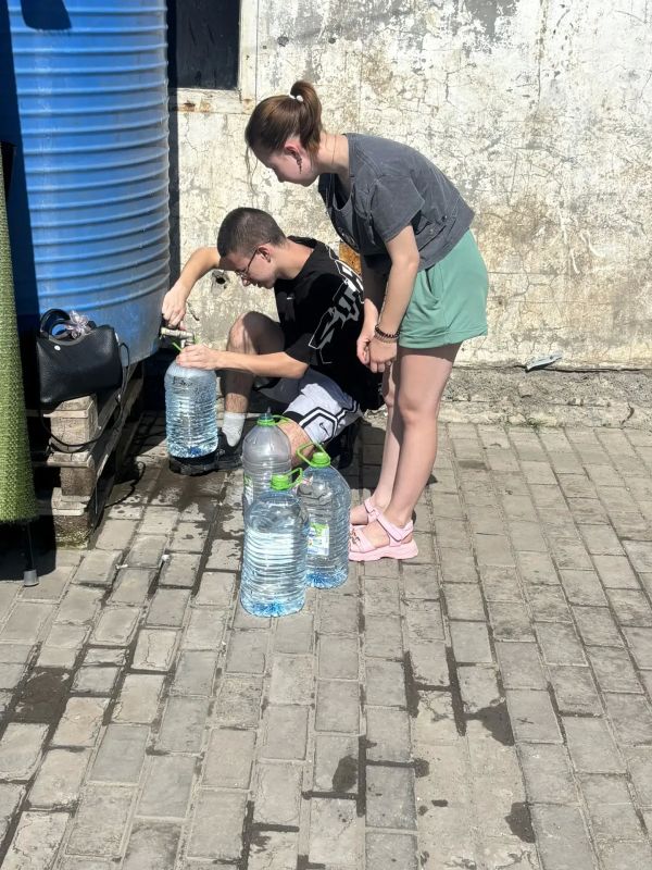 Активная молодежь Иловайска оказала адресную помощь местной жительнице, доставив воду Активная молодежь Иловайска оказала адресную помощь местной жительнице, доставив воду