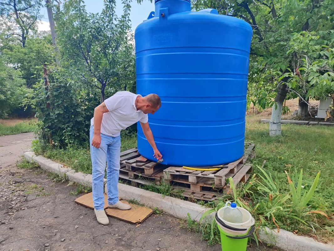 Депутат Торезского городского совета Иван Масленников проконтролировал подвоз воды в ранее установленную емкость по пр. Гагарина, д. 157