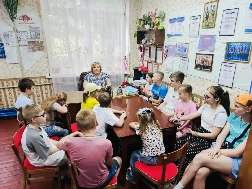 В Снежном продолжает работу летняя площадка «Творческий калейдоскоп» В Снежном продолжает работу летняя площадка «Творческий калейдоскоп»