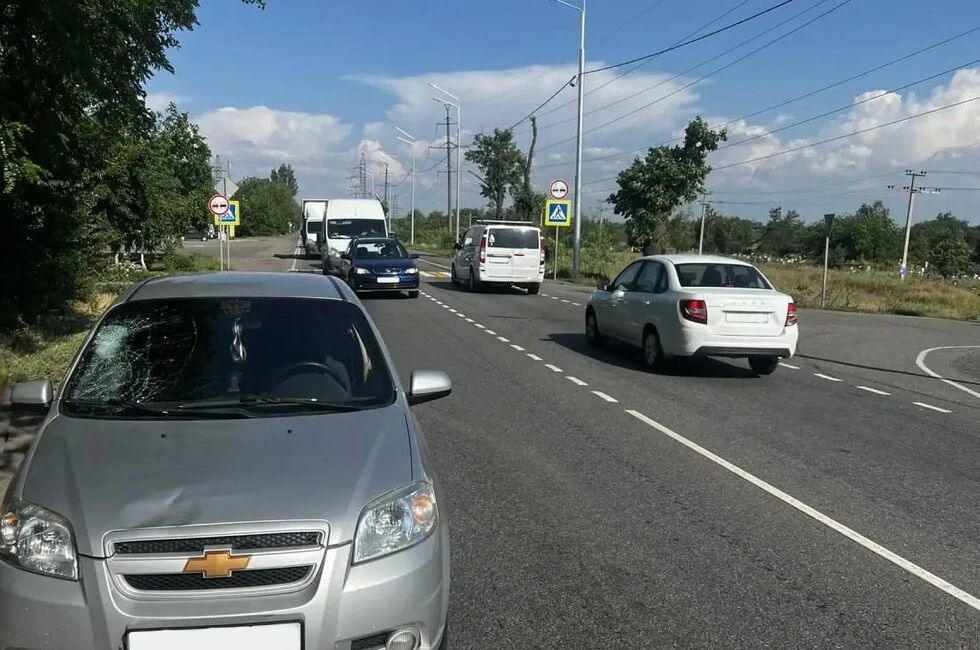 Неподалеку от Харцызска машина сбила двух детей на самокате