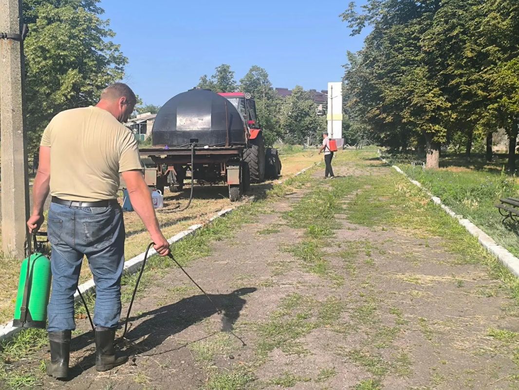 На протяжении всего лета в посёлке Новолуганское продолжался покос карантинных трав — и всё благодаря неравнодушным жителям, которые не остались равнодушны к своему посёлку На протяжении всего лета в посёлке Новолуганское продолжался покос карантинных трав — и всё благодаря неравнодушным жителям, которые не остались равнодушны к своему посёлку