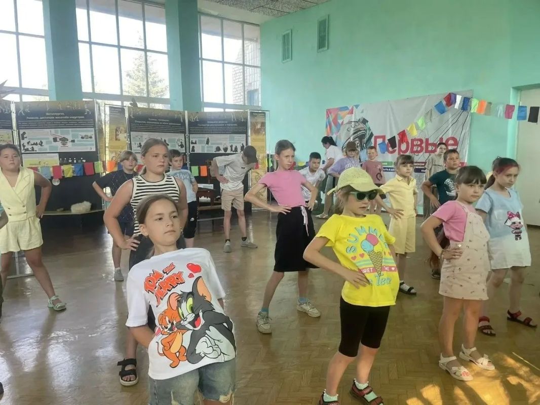 В Снежном продолжает работу летняя площадка «Творческий калейдоскоп» В Снежном продолжает работу летняя площадка «Творческий калейдоскоп»