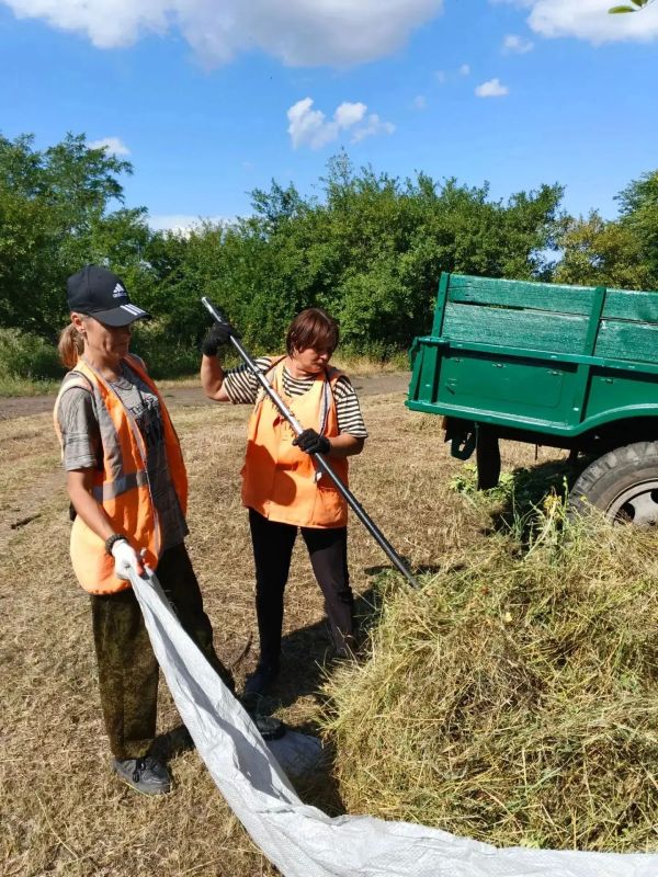 Коммунальщики Снежного продолжают благоустраивать территории общего пользования Коммунальщики Снежного продолжают благоустраивать территории общего пользования