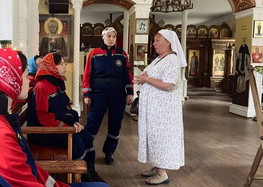Служение сердцем — девушки помогают раненным в госпитале Служение сердцем — девушки помогают раненным в госпитале