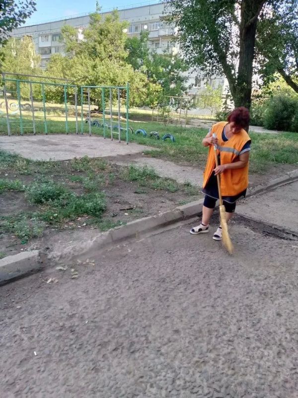 Будни ЖКХ: в Светлодарске продолжаются комплексные работы по содержанию жилого фонда Будни ЖКХ: в Светлодарске продолжаются комплексные работы по содержанию жилого фонда
