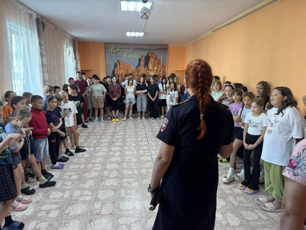 Агитавтобус на Байкале: Госавтоинспекторы начинают агитацию по соблюдению ПДД среди юных участников дорожного движения в Слюдянском районе Агитавтобус на Байкале: Госавтоинспекторы начинают агитацию по соблюдению ПДД среди юных участников дорожного движения в Слюдянском районе
