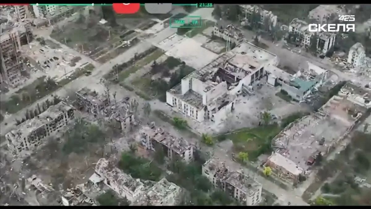 Штурмовики 425-го ОШП "Скала" ВСУ устроили флаговтык в ДК "Октябрь" в Константиновке, помахав флагом из его окна Штурмовики 425-го ОШП "Скала" ВСУ устроили флаговтык в ДК "Октябрь" в Константиновке, помахав флагом из его окна