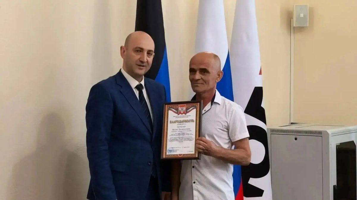 Гурген Малхасян: Совместно с Первым Председателем Правительства Владиславом Очневым, депутатом Народного Совета Донецкой Народной Республики, председателем комитета Народного Совета по промышленности и торговли Виктором... Гурген Малхасян: Совместно с Первым Председателем Правительства Владиславом Очневым, депутатом Народного Совета Донецкой Народной Республики, председателем комитета Народного Совета по промышленности и торговли Виктором...