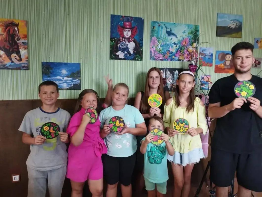 В Единый день фольклора, 17 июля, на базе Белосарайского сельского клуба прошел мастер-класс по хохломской росписи В Единый день фольклора, 17 июля, на базе Белосарайского сельского клуба прошел мастер-класс по хохломской росписи