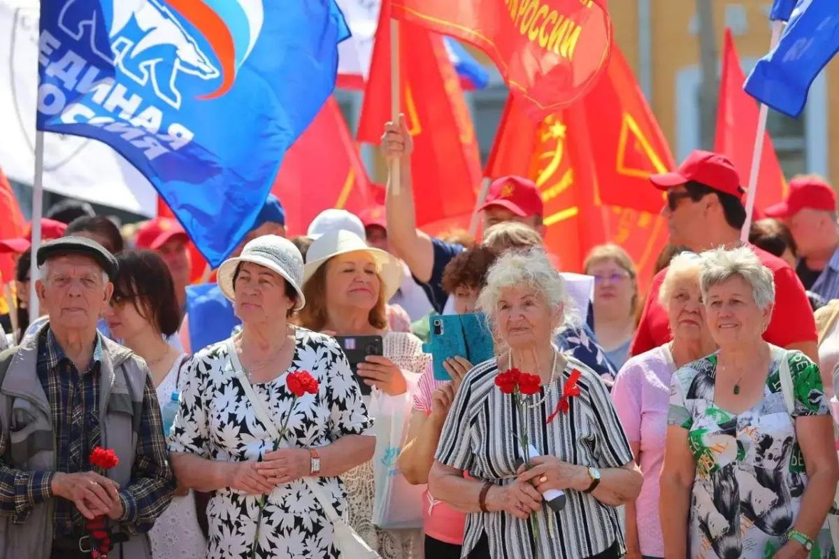 В Череповце открыли памятник Сталину В Череповце открыли памятник Сталину