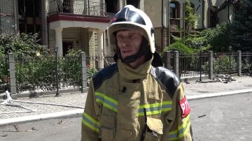 Оперативную обстановку на месте тушения трех частных домов комментирует заместитель начальника службы пожаротушения ГУ МЧС России по ДНР Роман Каменский