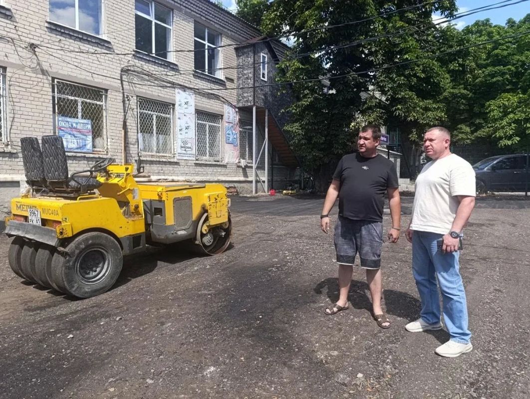 В городском округе Снежное ведутся работы по асфальтированию спортивной площадки