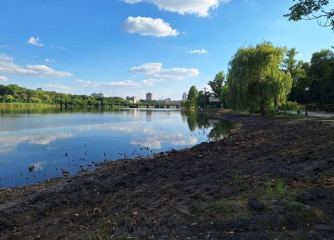Берега Кальмиусского водохранилища приводят в порядок, но купаться запрещают Берега Кальмиусского водохранилища приводят в порядок, но купаться запрещают