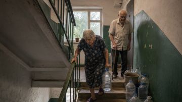 Пенсионеры и инвалиды больше месяца живут без воды в Макеевке