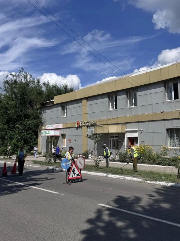 С заботой об округе. В рамках комплексного благоустройства Ясиноватой на прошлой неделе работники «Эко-Комфорт-Сервиса» продолжили работы по покосу травы, уборке территорий и приведению в порядок зеленых зон города С заботой об округе. В рамках комплексного благоустройства Ясиноватой на прошлой неделе работники «Эко-Комфорт-Сервиса» продолжили работы по покосу травы, уборке территорий и приведению в порядок зеленых зон города