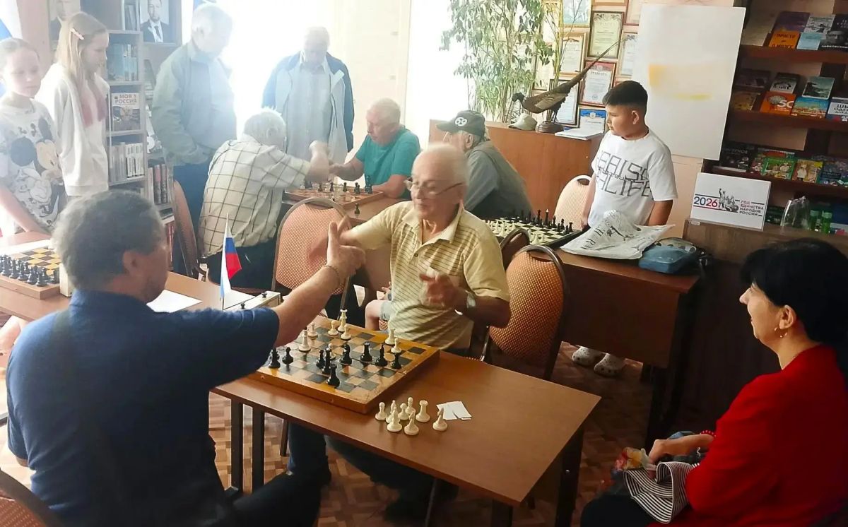 Международный день шахмат в городской библиотеке отметили большим турниром, собравшим поклонников пешки и ладьи разных возрастов Международный день шахмат в городской библиотеке отметили большим турниром, собравшим поклонников пешки и ладьи разных возрастов