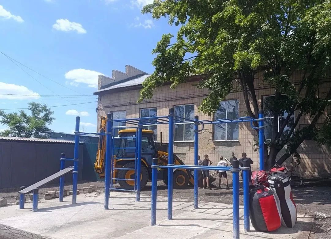 В городском округе Снежное ведутся работы по асфальтированию спортивной площадки В городском округе Снежное ведутся работы по асфальтированию спортивной площадки