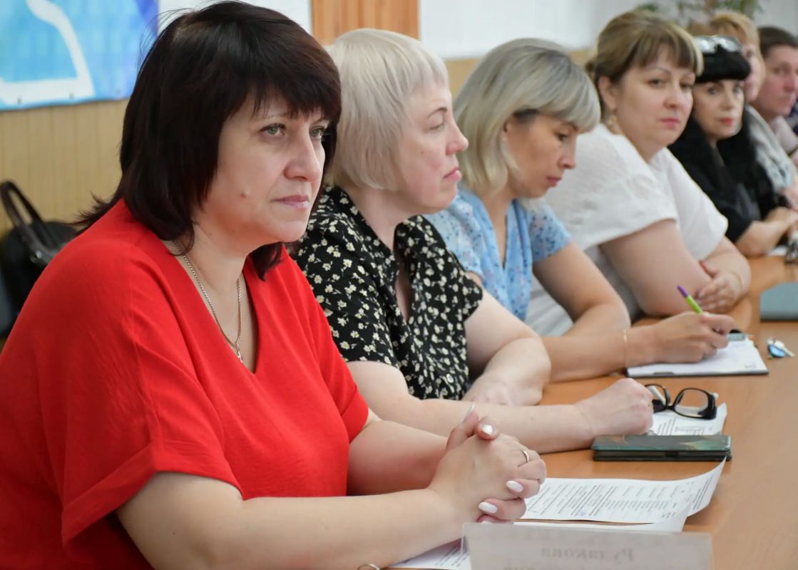 Сегодня, 20 июля, глава муниципального образования городского округа Дебальцево Сергей Викторович Желновач с руководителями управлений, отделов и секторов администрации городского округа Дебальцево провёл аппаратное совещание Сегодня, 20 июля, глава муниципального образования городского округа Дебальцево Сергей Викторович Желновач с руководителями управлений, отделов и секторов администрации городского округа Дебальцево провёл аппаратное совещание