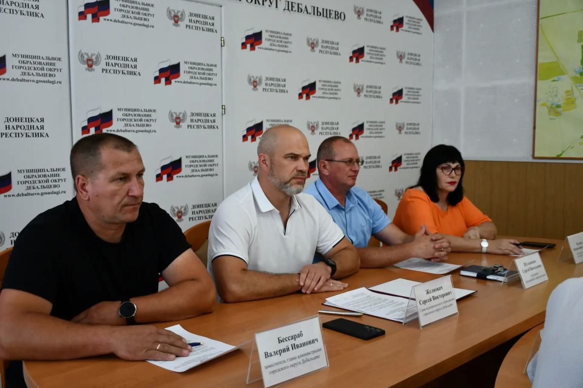 Сегодня, 20 июля, глава муниципального образования городского округа Дебальцево Сергей Викторович Желновач с руководителями управлений, отделов и секторов администрации городского округа Дебальцево провёл аппаратное совещание
