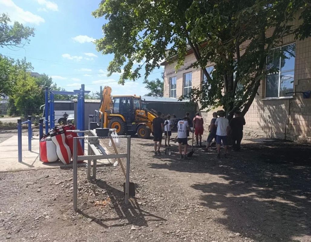 В городском округе Снежное ведутся работы по асфальтированию спортивной площадки В городском округе Снежное ведутся работы по асфальтированию спортивной площадки