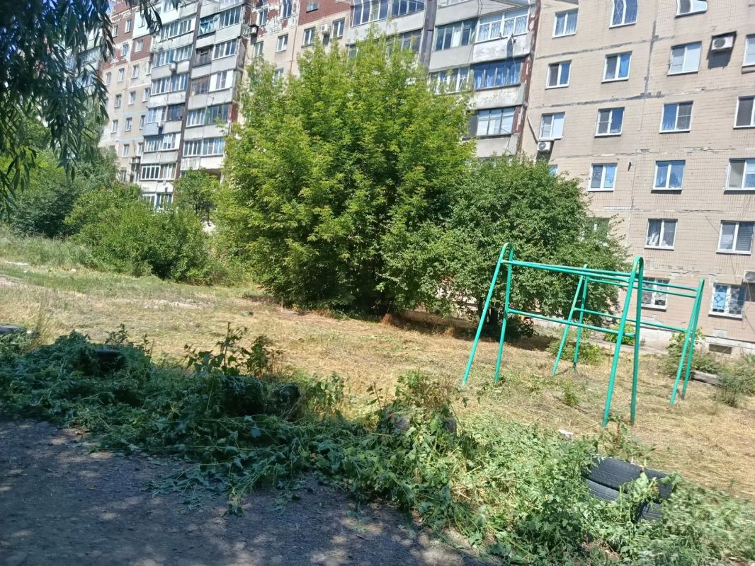 Сегодня, 20 июля, с целью приведения территории в надлежащее санитарное состояние в Кировском внутригородском районе города Макеевки силами Макеевского филиала УНКО «Единый региональный фонд по управлению многоквартирными... Сегодня, 20 июля, с целью приведения территории в надлежащее санитарное состояние в Кировском внутригородском районе города Макеевки силами Макеевского филиала УНКО «Единый региональный фонд по управлению многоквартирными...