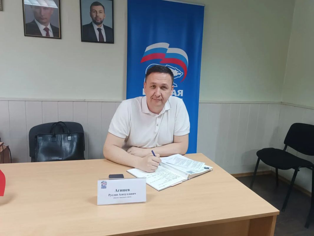 Личный прием. В общественной приёмной партии "Единая Россия" в городе Снежное прошёл приём граждан депутатом фракции партии "Единая Россия" Снежнянского городского совета Агишевым Русланом