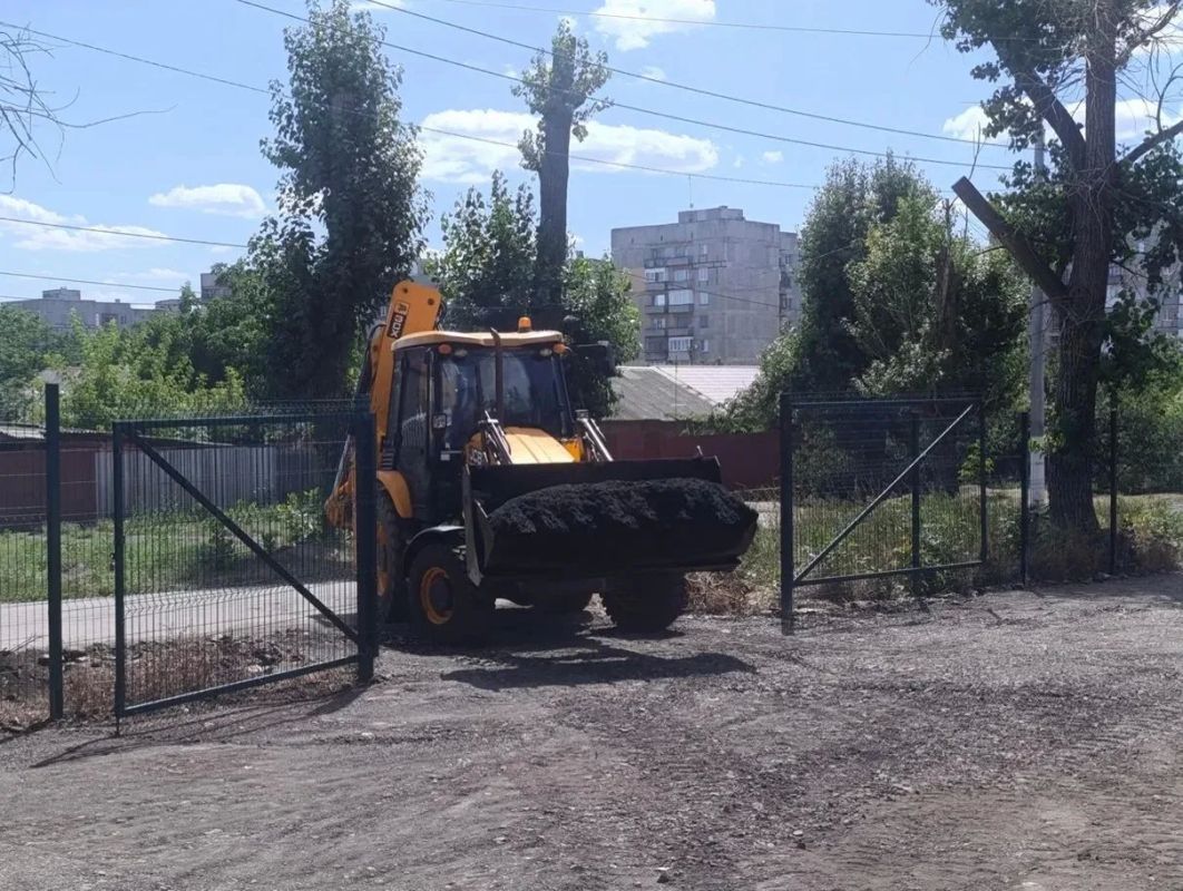 В городском округе Снежное ведутся работы по асфальтированию спортивной площадки В городском округе Снежное ведутся работы по асфальтированию спортивной площадки