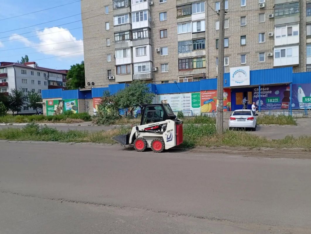 С заботой об округе. На минувшей неделе работники Ясиноватского жилищно-эксплуатационного комбината продолжили системную работу по приведению в порядок населенных пунктов округа