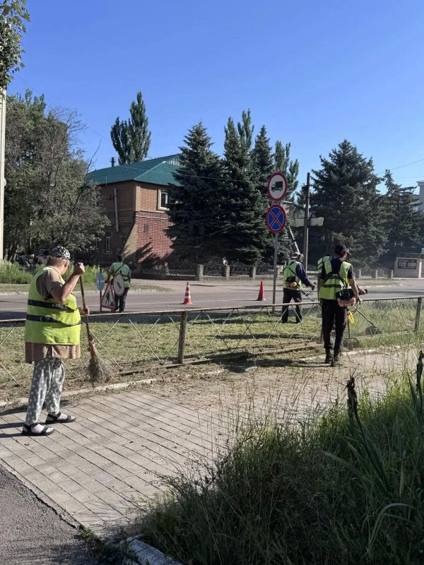 С заботой об округе. В рамках комплексного благоустройства Ясиноватой на прошлой неделе работники «Эко-Комфорт-Сервиса» продолжили работы по покосу травы, уборке территорий и приведению в порядок зеленых зон города С заботой об округе. В рамках комплексного благоустройства Ясиноватой на прошлой неделе работники «Эко-Комфорт-Сервиса» продолжили работы по покосу травы, уборке территорий и приведению в порядок зеленых зон города