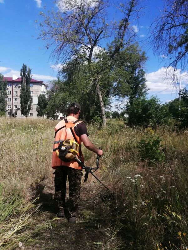 Коммунальщики Снежного продолжают благоустраивать территории общего пользования Коммунальщики Снежного продолжают благоустраивать территории общего пользования