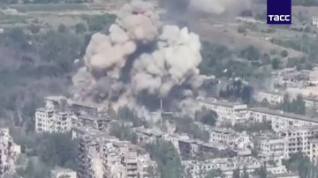 Истребители-бомбардировщики Су-34 ВКС России уничтожили три пункта временной дислокации ВСУ в ДНР и в Запорожской области, сообщили в МО РФ