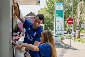 Молодёжка развесила плакаты «Везёт тому, кто везёт» на АЗС Донецка в поддержку водителей бензовозов
