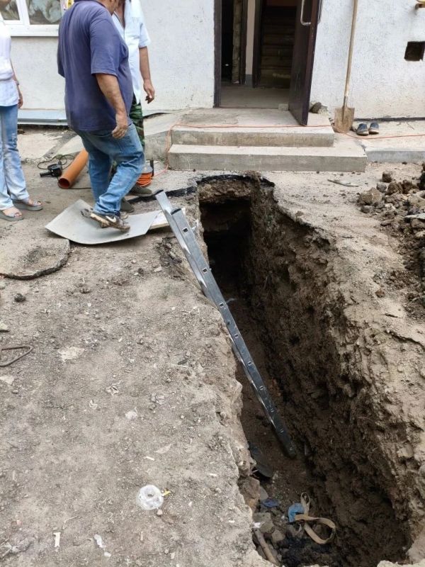 В Енакиево обновляют козырьки: сделано 23 дома, в планах — еще 64 В Енакиево обновляют козырьки: сделано 23 дома, в планах — еще 64