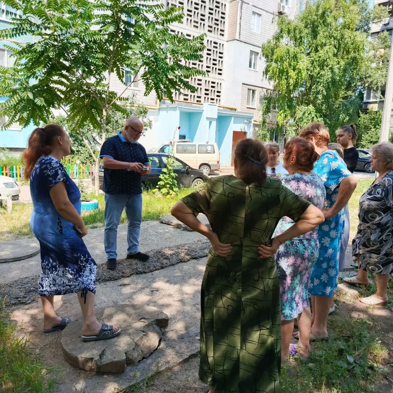 В рамках проекта «Управдом» первый заместитель руководителя Управы Ленинского внутригородского района Администрации городского округа Донецк Тимур Карасев провел встречу с жителями В рамках проекта «Управдом» первый заместитель руководителя Управы Ленинского внутригородского района Администрации городского округа Донецк Тимур Карасев провел встречу с жителями