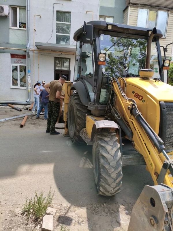 В Енакиево обновляют козырьки: сделано 23 дома, в планах — еще 64 В Енакиево обновляют козырьки: сделано 23 дома, в планах — еще 64