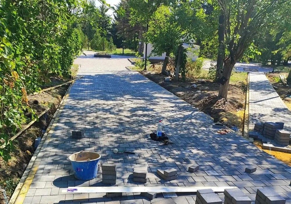 В Старобешеве продолжается благоустройство парка в рамках федерального проекта «Формирование комфортной городской среды»