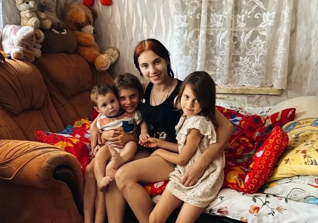 Сенатор Волошин помог многодетной семье из Криничного Сенатор Волошин помог многодетной семье из Криничного
