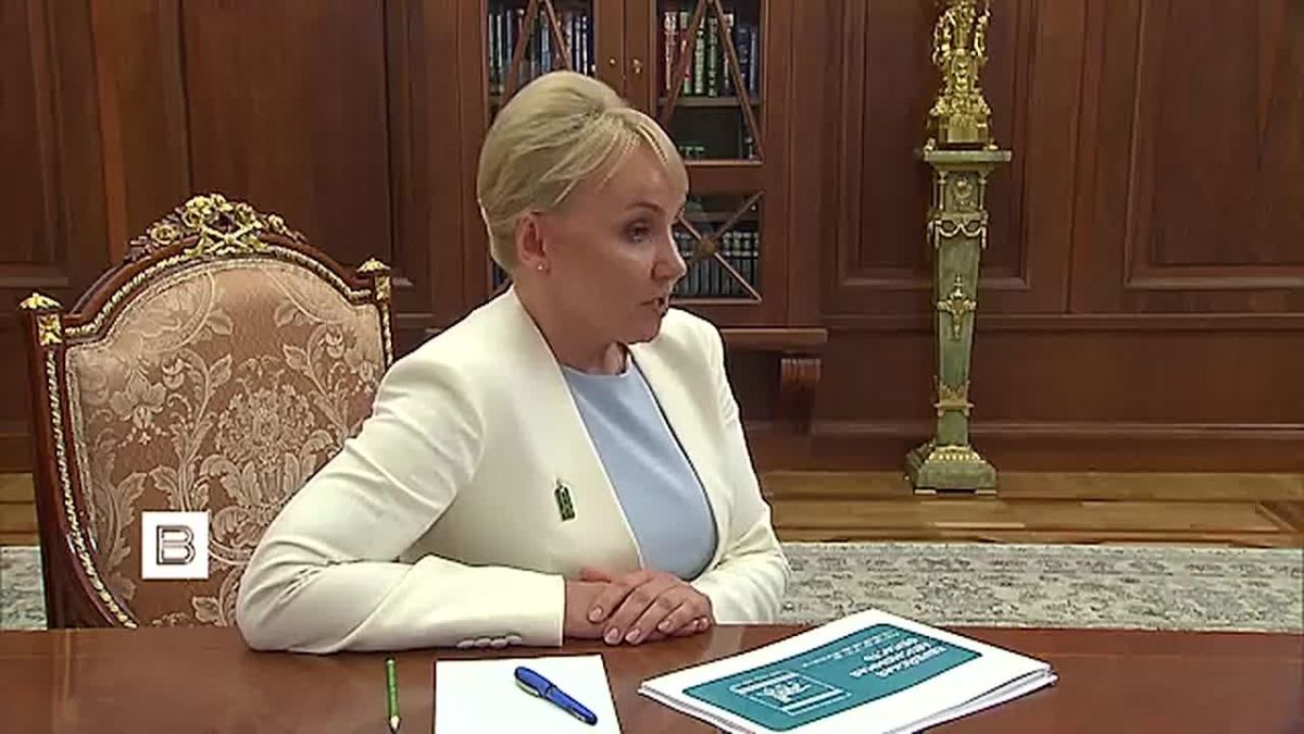 Родителям бойцов, погибших на СВО, в Еврейской автономной области в память о детях вручают медальоны воинской доблести в виде их погон, рассказала глава региона Мария Костюк на встрече с Владимиром Путиным