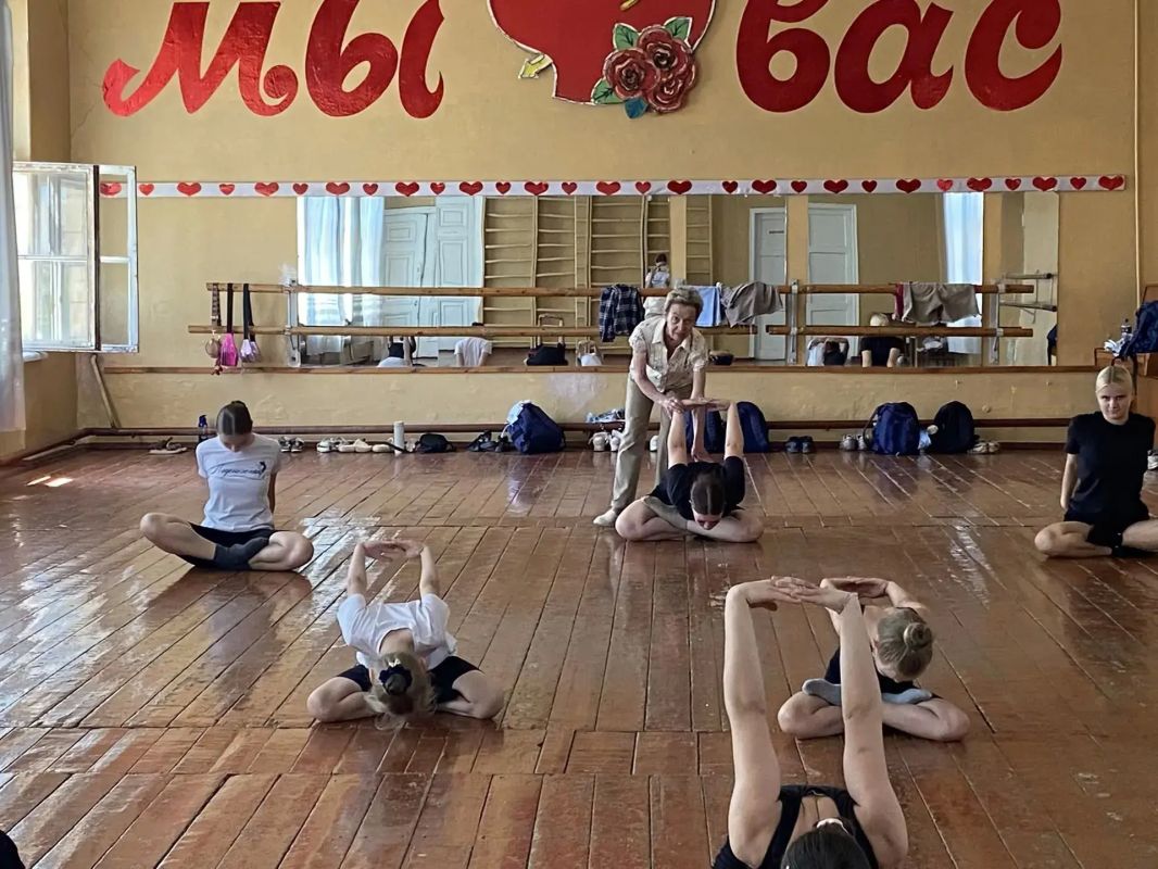 Секреты танца открыты!. В рамках проекта «Дворовые практики» педагог «ГДДЮТ им. В. Г. Джарты» Нинель Владимировна Грибовская раскрыла ребятам «Тайны выворотности» Как сделать стопу красивой? Где искать «балетный шаг» и... Секреты танца открыты!. В рамках проекта «Дворовые практики» педагог «ГДДЮТ им. В. Г. Джарты» Нинель Владимировна Грибовская раскрыла ребятам «Тайны выворотности» Как сделать стопу красивой? Где искать «балетный шаг» и...
