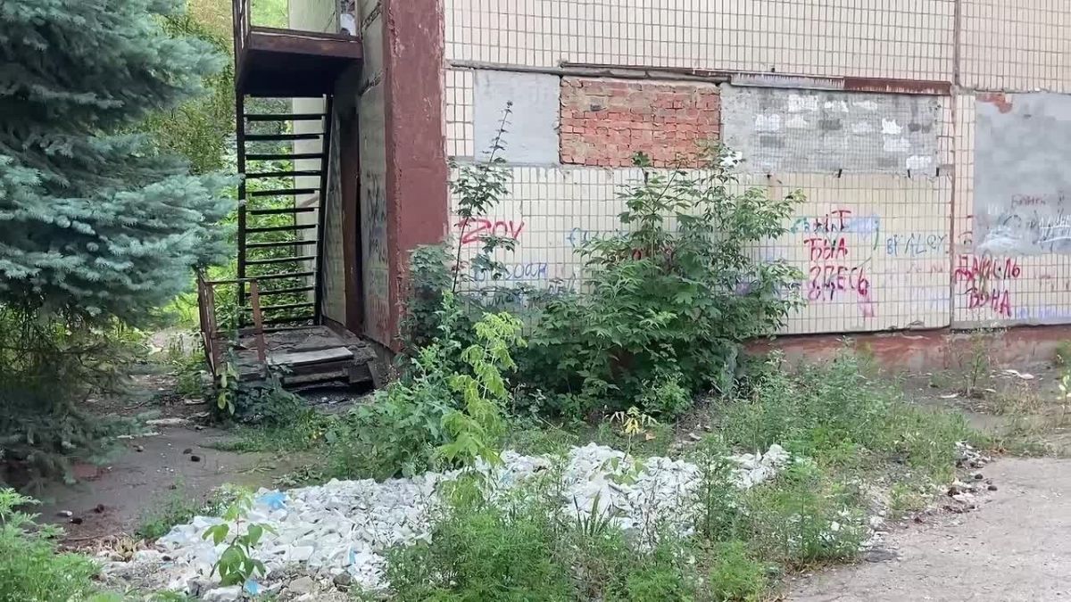 Уполномоченный по правам ребенка в ДНР Таисия Чернявская совместно с заместителем председателя правительства Ларисой Толстыкиной, министром труда и социальной защиты ДНР Алексеем Исаевым и главой Харцызского муниципального...