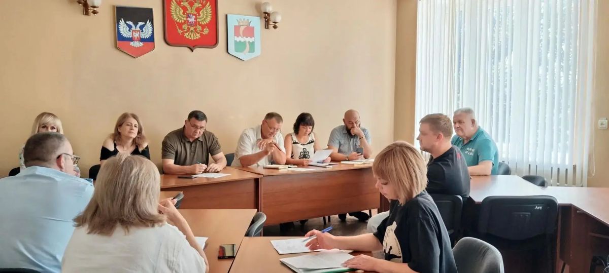 22 июля 2026 года председатель Амвросиевского муниципального совета Александр Шульга принял участие в заседании комиссии по содействию в решении вопросов ветеранов боевых действий и членов их семей