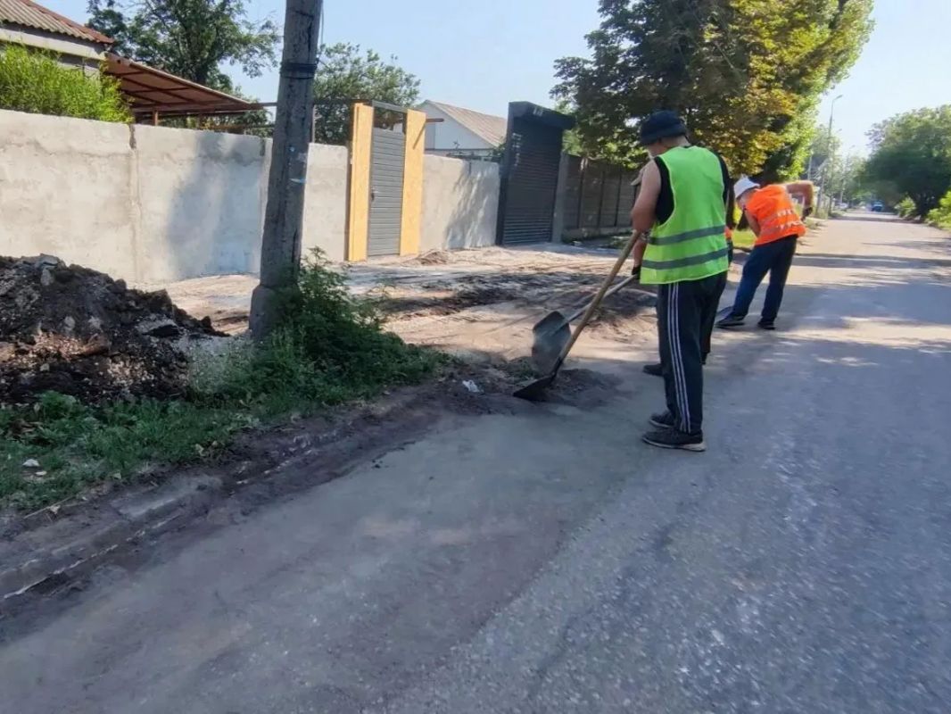 В Шахтерске проводят работы по содержанию улично-дорожной сети В Шахтерске проводят работы по содержанию улично-дорожной сети